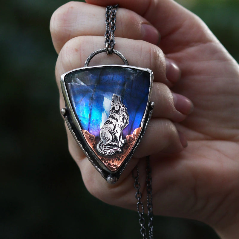 Howling at last light | Wolf Labradorite Necklace