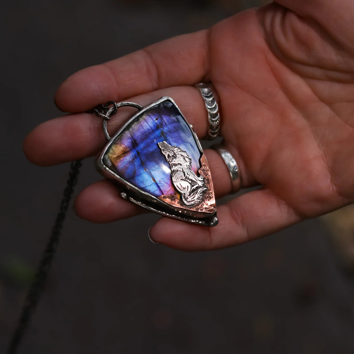 Howling at last light - Wolf Labradorite Necklace, detail view